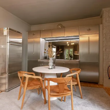 Huswell - Cozy In Center Of - Pets Welcome! Apartment